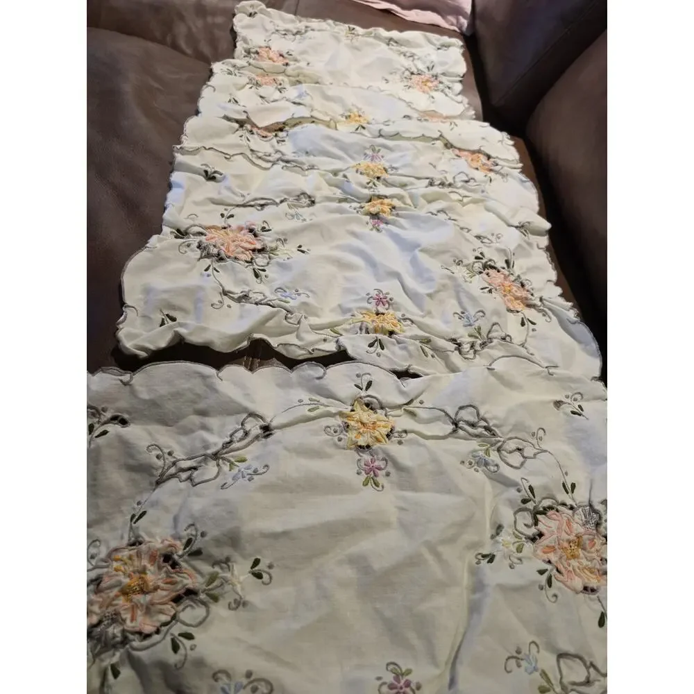 Vtg Scalloped Embroidered Table Set Runner Placemats Napkins